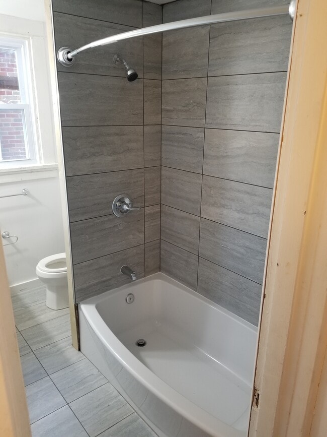 Bath - 3808 W 8th St Unit 1