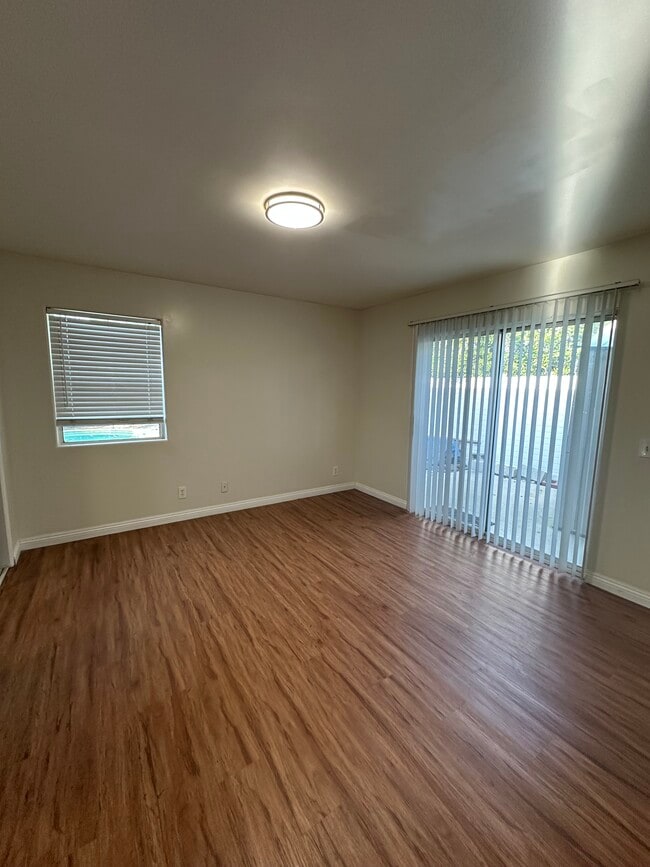 Photo - 22636 Oxnard St