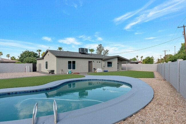 Building Photo - Huge house remodeled and close to ASU. Pool and Turf in the yard