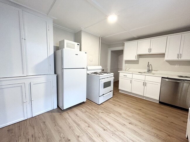 Building Photo - 13 Saratoga St Unit 1