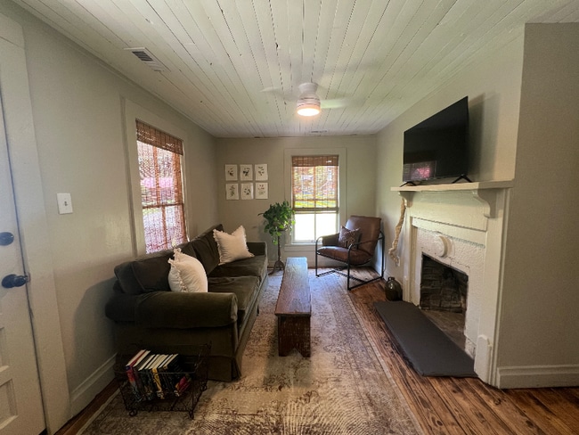 Photo - 614 W Holt St