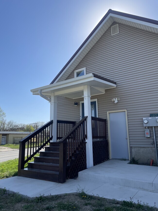 Photo - 105 W Summit St