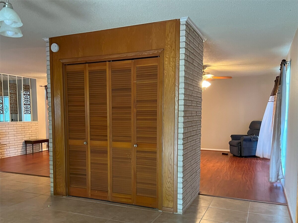 Photo - 401 Oakhill Dr