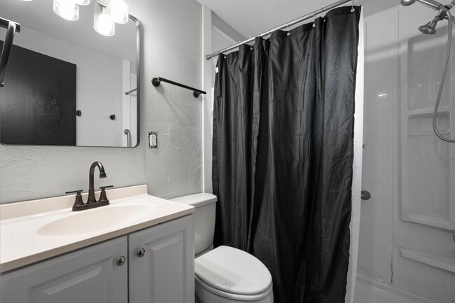 Photo - MOVE IN SPECIAL! SCORE HALF OFF 1ST MONTH'...