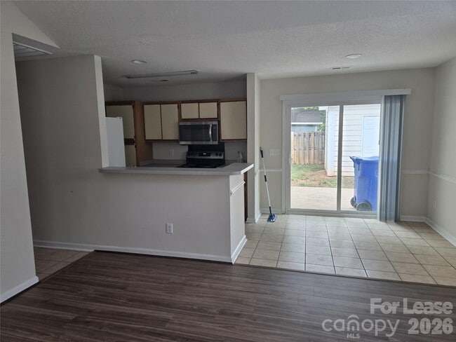 Photo - 121 Foxglove Dr