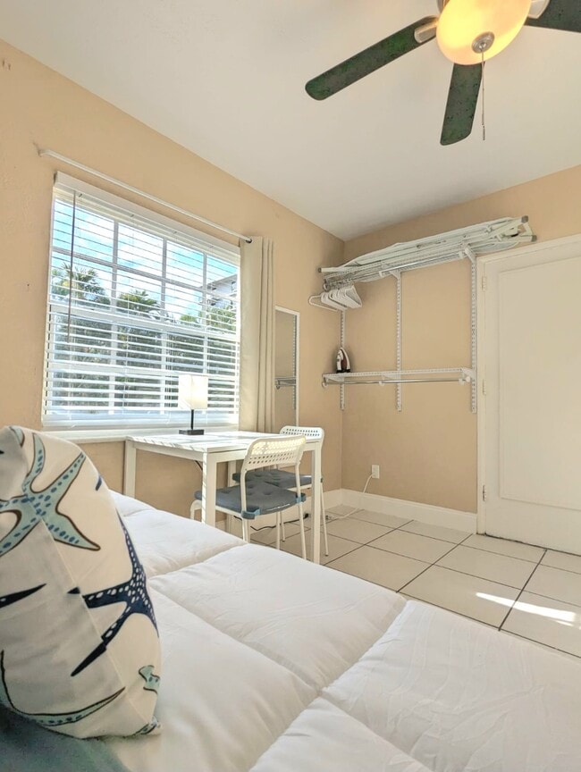 Photo - 1736 Dewey St Unidad D