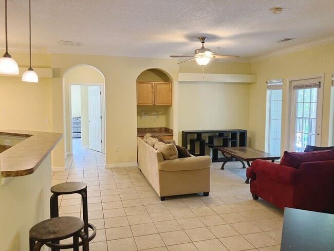Building Photo - Campus View - Furnished 3 Bedroom, 3 Bathroom Apartment