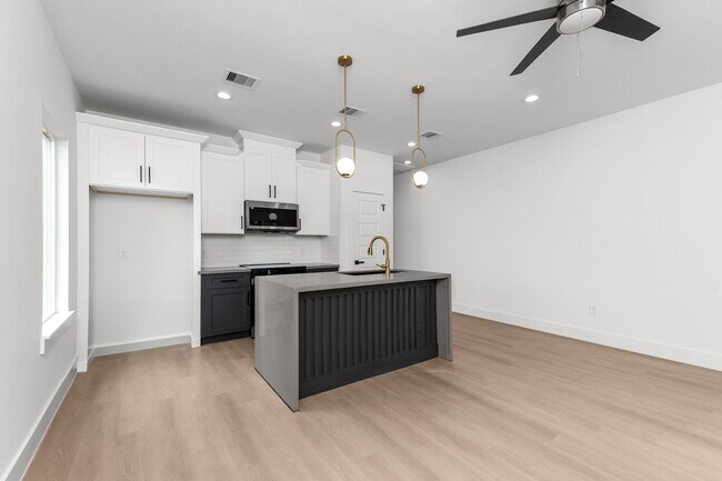 Building Photo - 2316 McKee St Rental