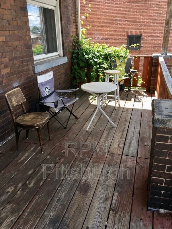 Photo - 355 Semple St