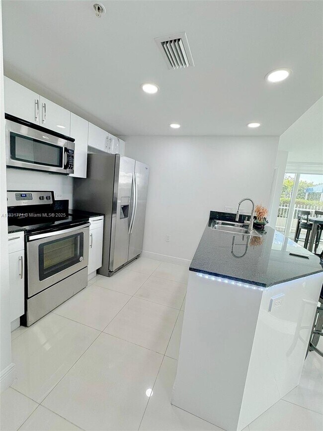 Photo - 1871 NW S River Dr Unidad 705 Rental