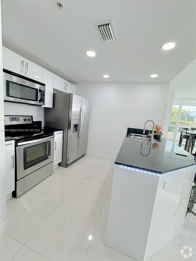 Building Photo - 1871 NW S River Dr Unit 705 Rental