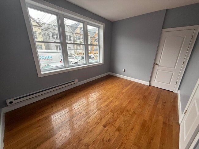 Building Photo - 129 W 54th St Unit 1 Rental