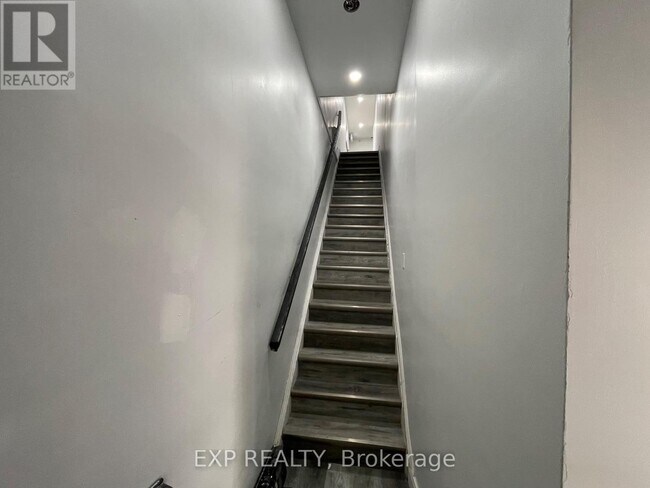 Photo - 259 Lakeshore Rd E