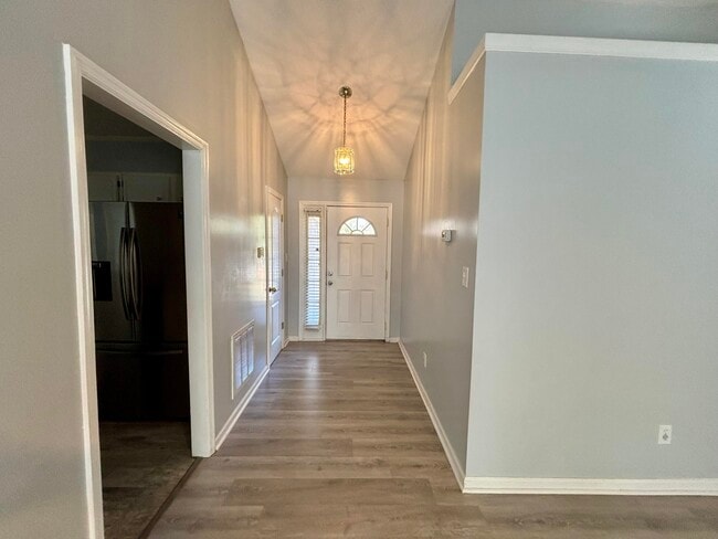 Photo - 666 Wellington Dr