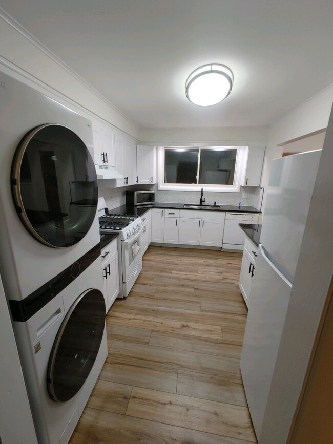 Building Photo - 4208 Crestview Dr