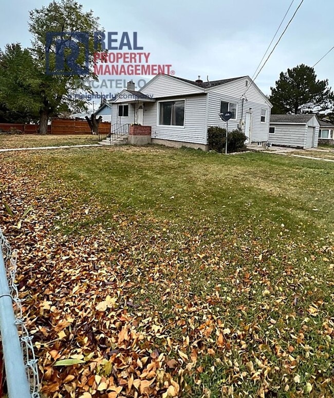 Photo - 4 bedroom 2 bath - 1 Car Detached Garage - Small dog negotiable