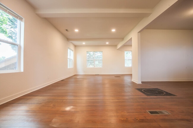 Photo - 2100 Kenwood Dr