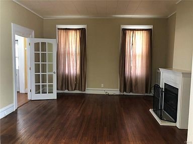 Photo - 152 W 7th St
