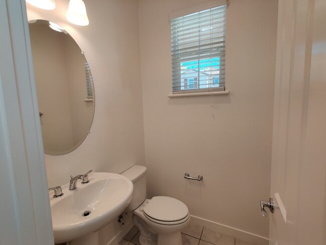 Photo - Beautiful 3 bedroom, 2.5 bathroom in Roseville!