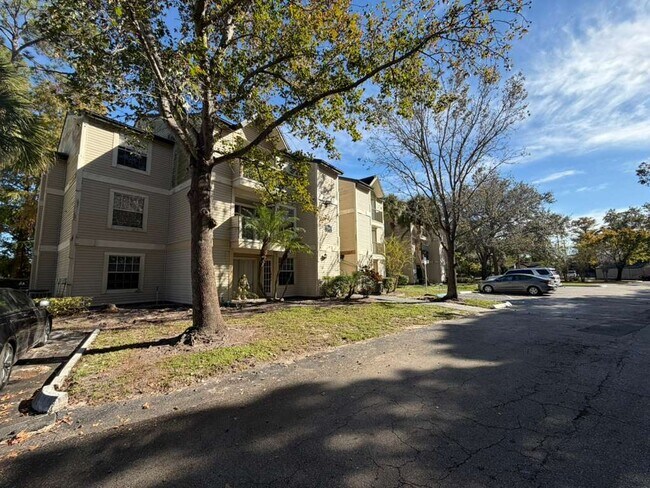 Building Photo - 1948 Lake Atriums Cir