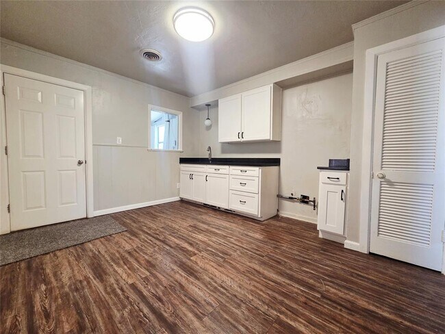 Photo - 307 E Kittyhawk Dr
