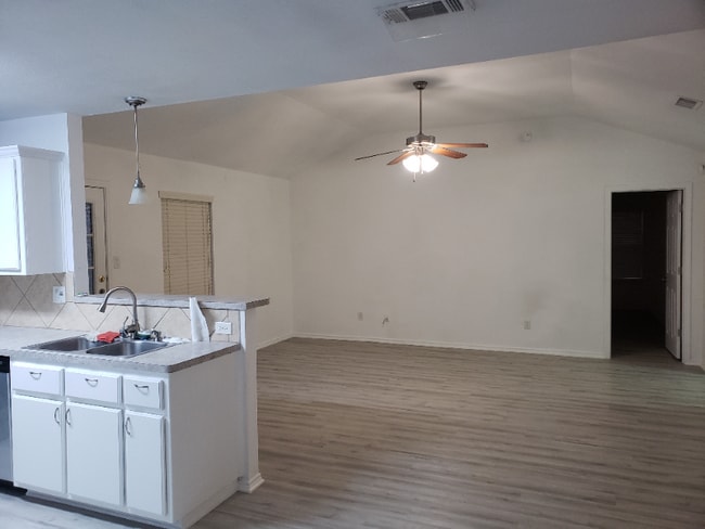 Photo - 1121 Dixon Cir