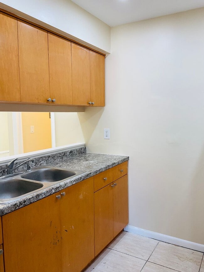 Building Photo - 633 SE 12th Ct Unit A Rental