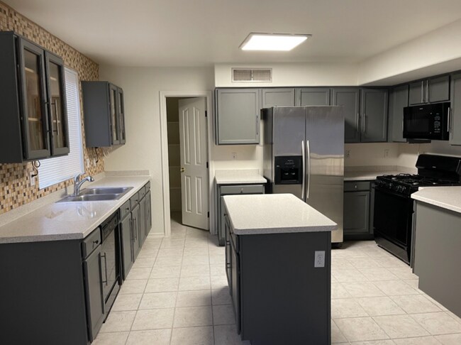 Photo - 3 Bed/2.5 Bath 2-Level Home with Loaded Kitchen! Washer/Dryer! Big backyard!