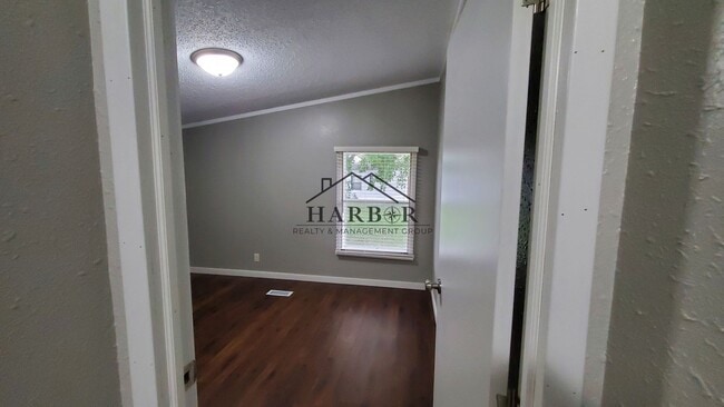23 Andreasen Dr