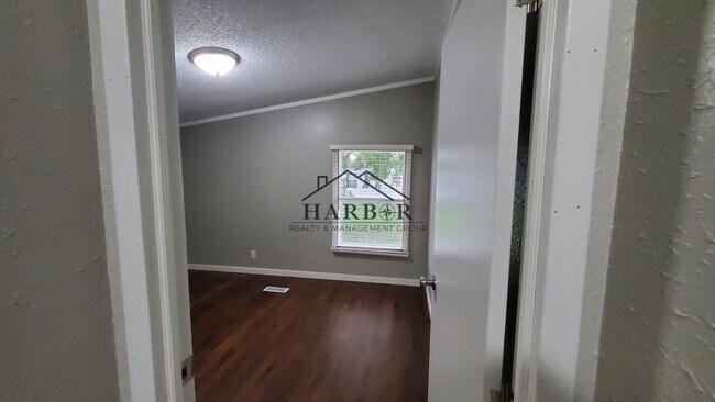 Photo - 23 Andreasen Dr