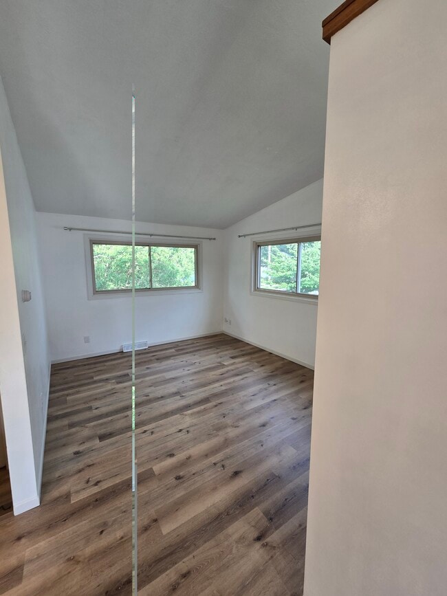 1542 W River Dr