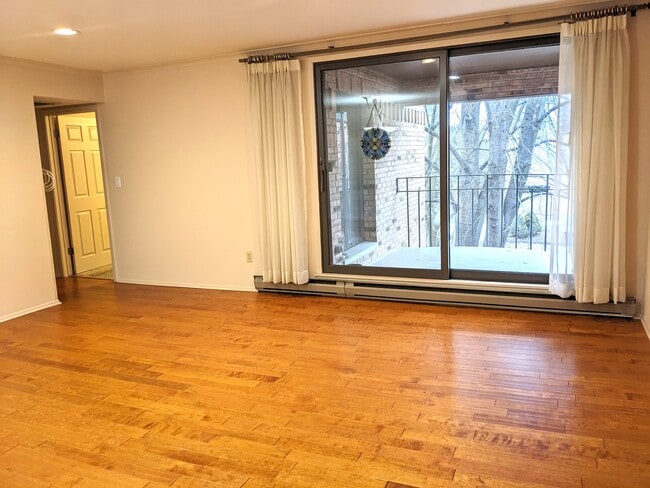 Photo - 1818 E Shorewood Blvd Unidad 310 Rental