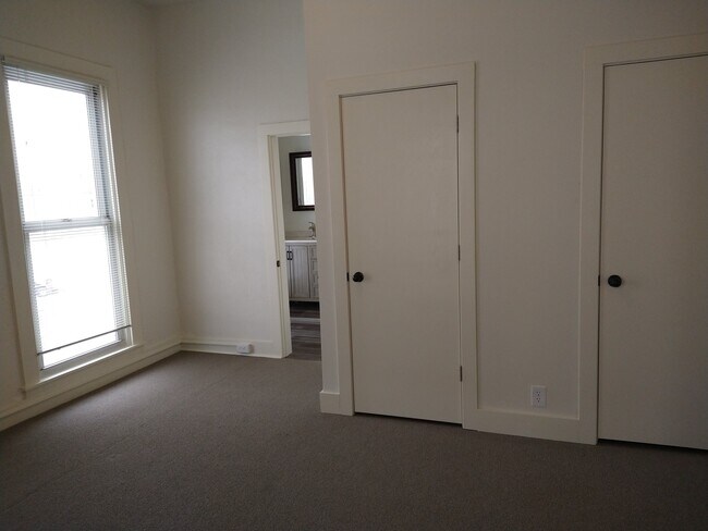 Dormitorio amplio y soleado - 106 S 16th St Unidad Upstairs