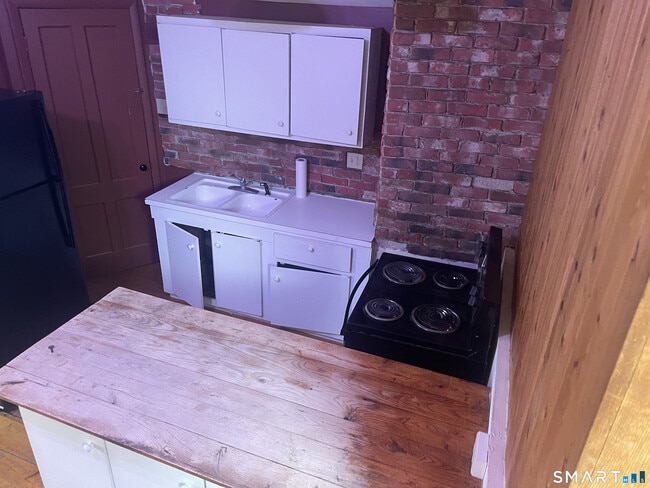 Photo - 1633 Main St N