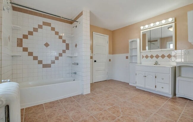 Building Photo - Welcome to this stunning, newly renovated 6-bedroom, 2-bath single-family home, offering the perf...
