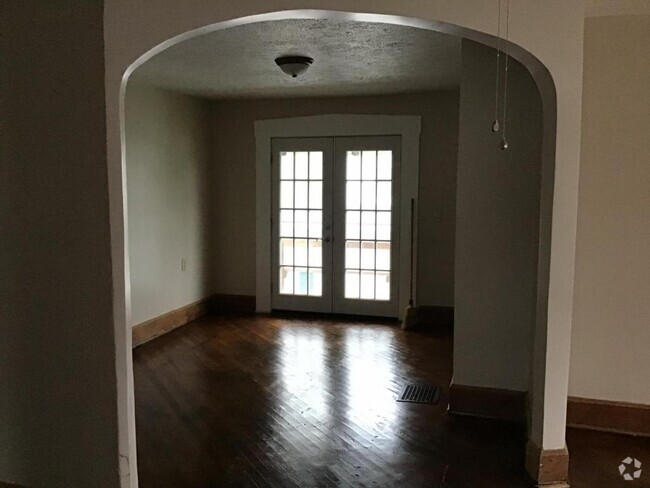 Building Photo - 716 1/2 W State st Rental