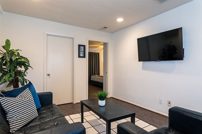 Photo - 3314 Greenbriar Dr