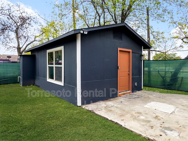 Building Photo - 1606 W Wildwood Dr Unit D