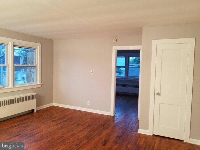 Building Photo - 5 E Main St Unit D