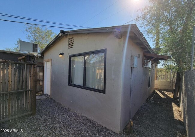 Building Photo - 2135 W Hadley St Rental