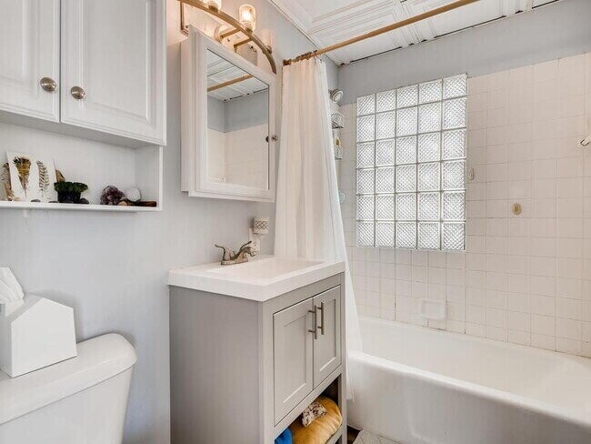 Photo - "Charming 2-Bed Retreat on Laurel Ave – Spacious 825 Sq Ft in Minneapolis!" 6/5/2026