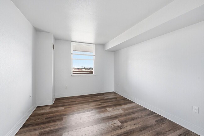 Photo - $1,545.95 with Free the first month's rent, 1 Bed - 1 Bath, Condo in Denver with Washer and Dryer! Unidad #714