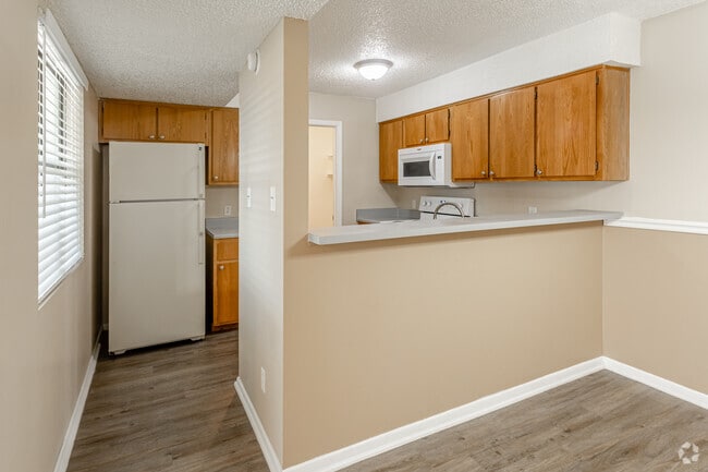 2BR, 2BA - 978SF
