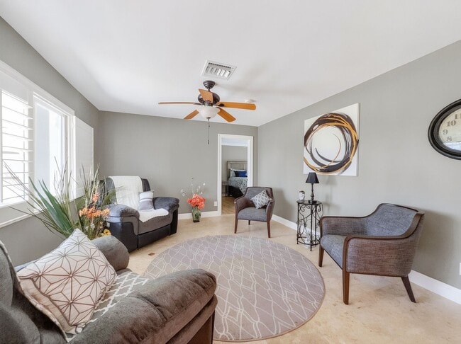 Building Photo - Golf Lover 4 Bed + Den and 3 Bath Pool Home in Lely Golf Estates