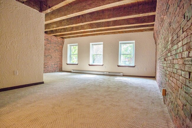 Building Photo - 146 Commercial St Unit 4