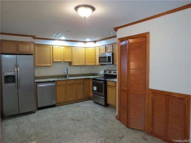 Building Photo - 2 E Main St Unit 5