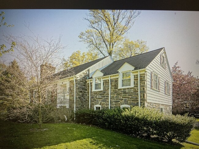 Photo - 526 Williams Rd