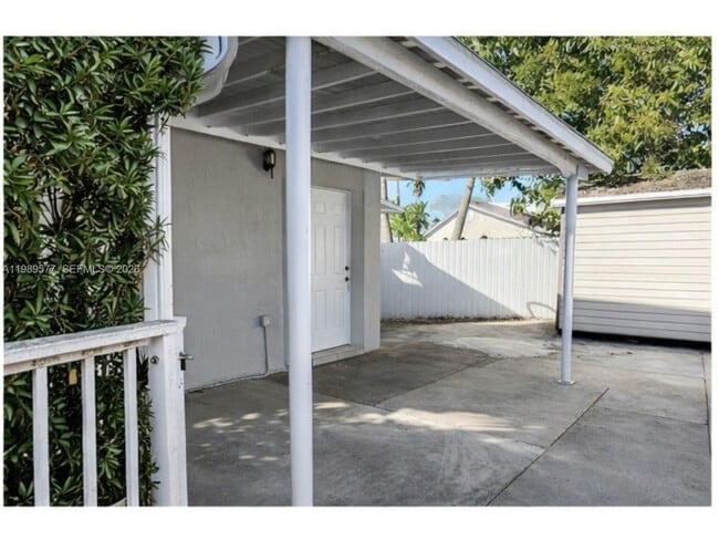 Building Photo - 19733 SW 122nd Pl Unit 2