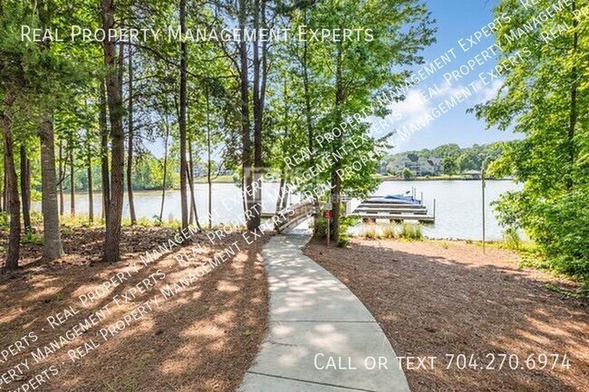 Photo - Amazing 4 Bed 3.5 Bath Town Home on Lake N...