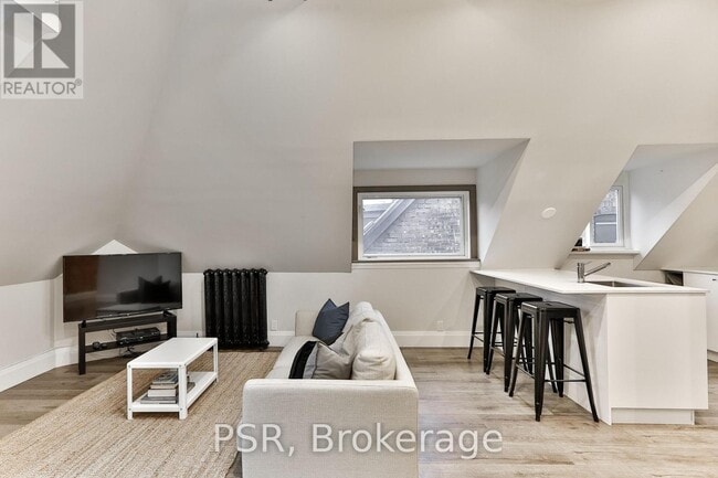 Photo - 264 Dovercourt Rd Unit Upper